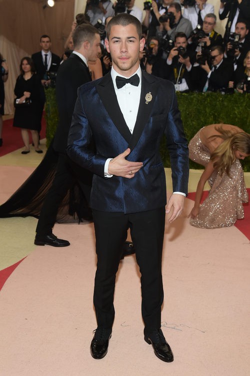 Nick Jonas en la alfombra roja de la Gala Met 2016