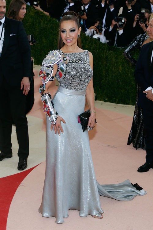 Thalía en la alfombra roja de la Gala Met 2016
