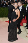 Olivia Wilde luciendo embarazo en la Gala del MET 2016 con un vestido de Michael Kors