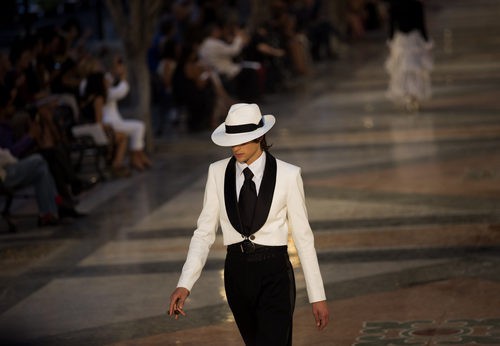 Modelo desfilando para la colección Crucero 2017 de Chanel en Cuba