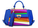 Bolso azul con colores de la colección de Sara Batagglia para Salvatore Ferragamo