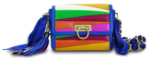 Cartera azul de lazo de seda de la colección de Sara Batagglia para Salvatore Ferragamo