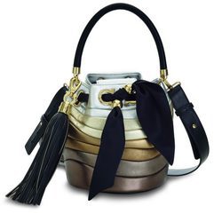 cartera en colores metálicos de la colección de Sara Batagglia para Salvatore Ferragamo