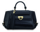 Bolso negro de la colección de Sara Batagglia para Salvatore Ferragamo