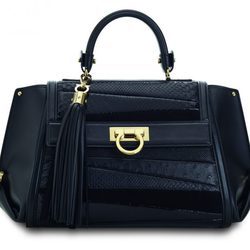 Bolso negro de la colección de Sara Batagglia para Salvatore Ferragamo
