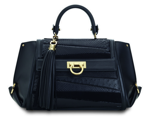 Bolso negro de la colección de Sara Batagglia para Salvatore Ferragamo