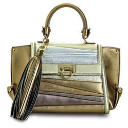 Bolso dorado de la colección de Sara Batagglia para Salvatore Ferragamo