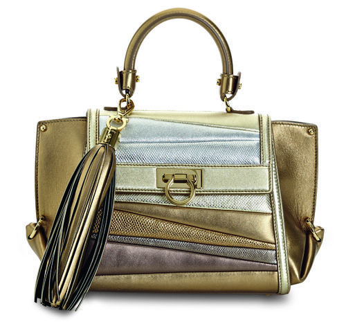 Bolso dorado de la colección de Sara Batagglia para Salvatore Ferragamo