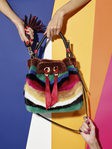 Pieza promocional bolso de peluche de la colección de Sara Batagglia para Salvatore Ferragamo
