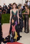 Dakota Johnson con un vestido de Gucci estrellado en la Gala del MET 2016