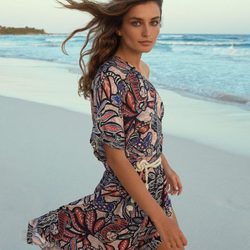 Andreaa Diaconu con un vestido estampado tropical para la nueva colección de H&M