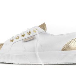 Modelo blanco con dorado de la colección de Superga coleccion primavera/verano 2016 con Eleonora Carisi
