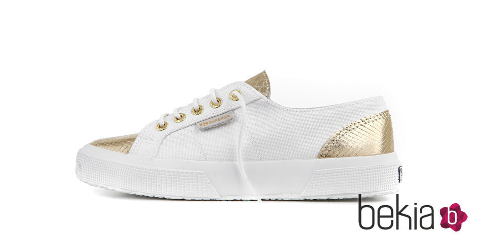 Modelo blanco con dorado de la colección de Superga coleccion primavera/verano 2016 con Eleonora Carisi