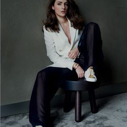 Look con blazer blanco y pantalón oscuro de Superga colección primavera/verano 2016 con Eleonora Carisi