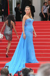 Blake Lively luce embarazo con un vestido de Atelier Versace azul con larguísima cola en Cannes 2016