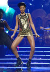 Rihanna con una camiseta vestido dorada en el iHeartRadio Music Festival 2012