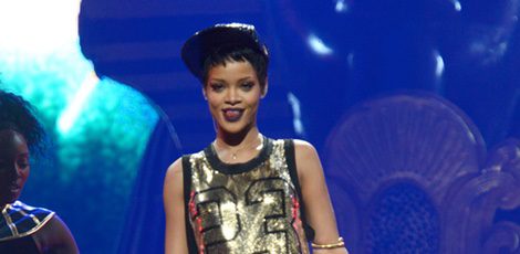 Rihanna con una camiseta vestido dorada en el iHeartRadio Music Festival 2012