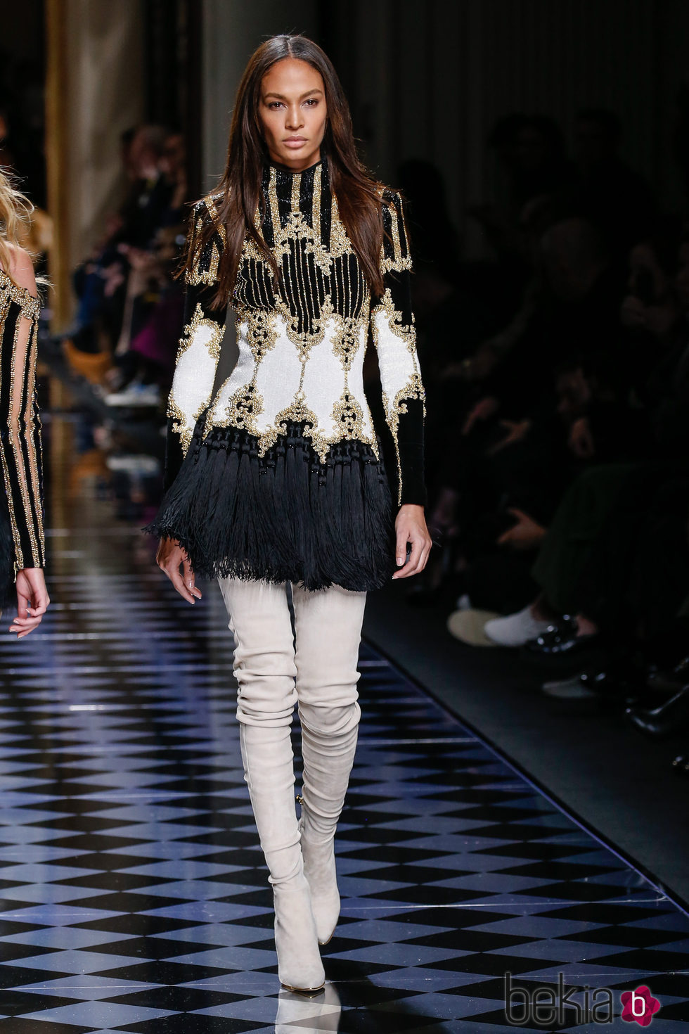 Joan Smalls en el desfile de Balmain primavera/verano en la semana de la moda en Paris 2016