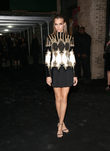 Josephine Skriver con vestido Balmain de la fiesta de la gala del MET