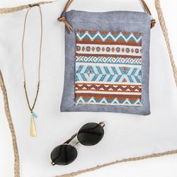 collar con triangulo dorado y gafas de la colección de bisutería primavera/verano 2016 de GOCCO