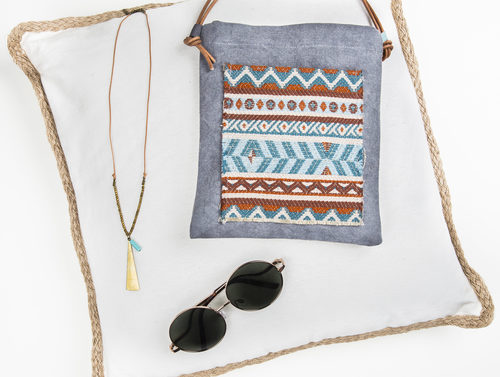 collar con triangulo dorado y gafas de la colección de bisutería primavera/verano 2016 de GOCCO