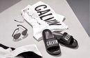 Bodegón bañador, sandalias y gafas colección logotipo de Calvin Klein 2016 para hombres 