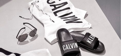 Bodegón bañador, sandalias y  gafas colección logotipo de Calvin Klein 2016 para hombres 