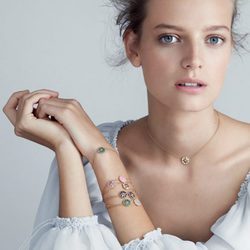Pulseras colección Rose des Vents de Dior fotografiada por Patrick Demarchelier
