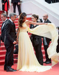 Amal Clooney con vestido amarillo de Versace en la premier de Monster money en Cannes 2016