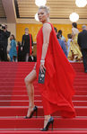 Kate Moss en vestido rojo de Halston Heritage en la premier de 'Loving' en Cannes 2016