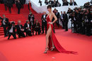 Bella Hadid en vestido rojo de Alexandre Vauthier en la premier de 'The unknown girl' en cannes 2016