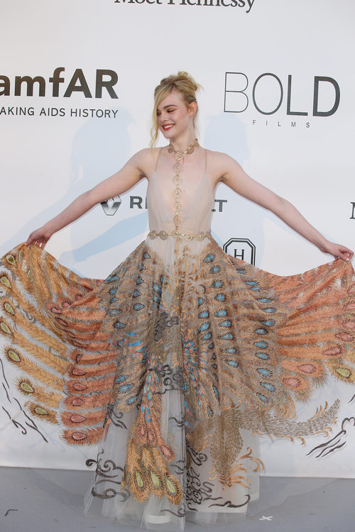 Elle Fanning en la gala benéfica amFar en Cannes 2016