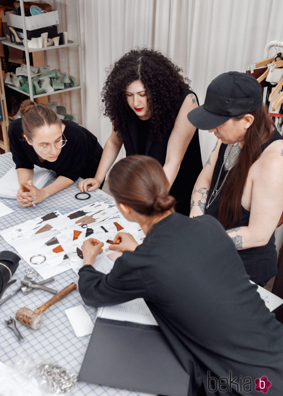 Eqipo de trabajo de & Other Stories y Zana Bayne preparando su nueva colección juntos