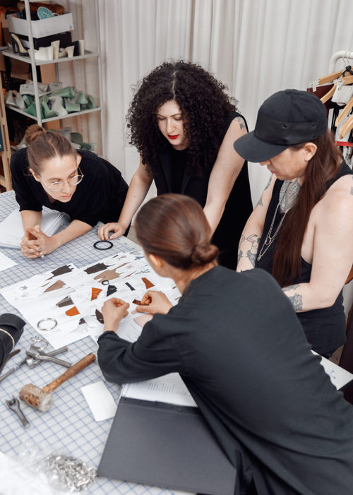 Eqipo de trabajo de & Other Stories y Zana Bayne preparando su nueva colección juntos