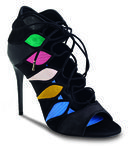 Tacones negros con colores de cordón cruzados de la colección otoño 2016 de Salvatore ferragamo