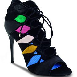 Tacones negros con colores de cordón cruzados de la colección otoño 2016 de Salvatore ferragamo