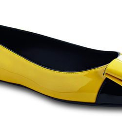 Bailarinas en charol amarillo y negro de la colección otoño 2016 de Salvatore Ferragamo