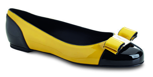 Bailarinas en charol amarillo y negro de la colección otoño 2016 de Salvatore Ferragamo