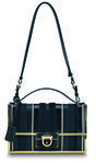 Bolso negro con detalles dorados de los complementos de la colección otoño 2016 de Salvatore Ferragamo