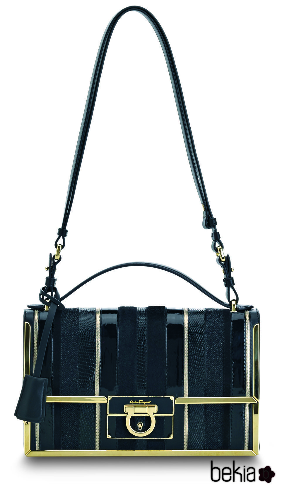 Bolso negro con detalles dorados de los complementos de la colección otoño 2016 de Salvatore Ferragamo
