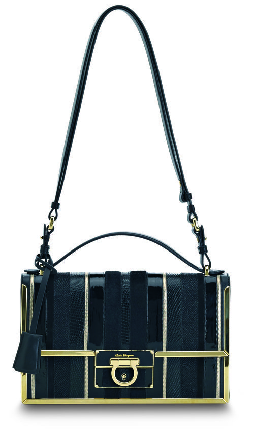 Bolso negro con detalles dorados de los complementos de la colección otoño 2016 de Salvatore Ferragamo