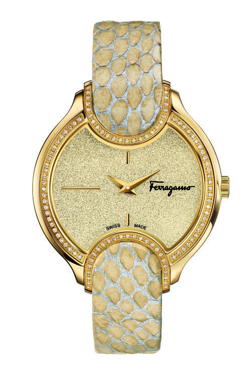 Reloj dorado con correa de cuero de los complementos de la colección otoño 2016 de Salvatore Ferragamo