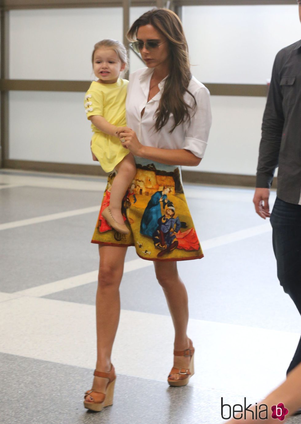 Vcitoria Beckham y su hija Harper Seven en el aeropuerto de Los Ángeles