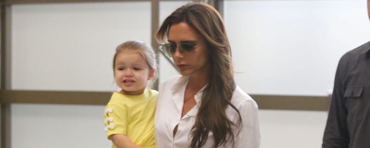 Vcitoria Beckham y su hija Harper Seven en el aeropuerto de Los Ángeles