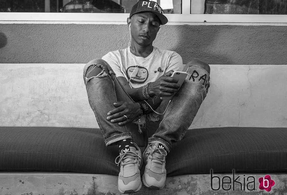 Pharrell Williams posando para la colección Adiddas Originals