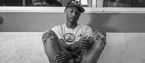 Pharrell Williams posando para la colección Adiddas Originals