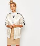 Chaqueta de satín color champan de la colaboración de Puma para ASOS