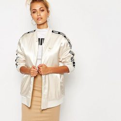 Chaqueta de satín color champan de la colaboración de Puma para ASOS