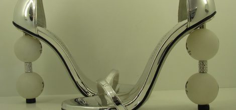 Tacónes con pelotas de tenis de mesa de Stuart Weitzman