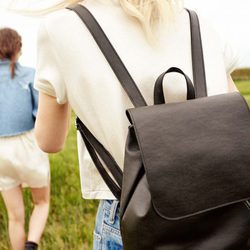 Mochila de cuero negro de la colección Festivals de Bershka